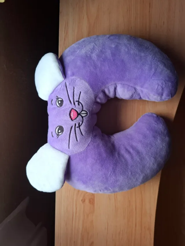 Almohada y peluche morado con orejas blancas