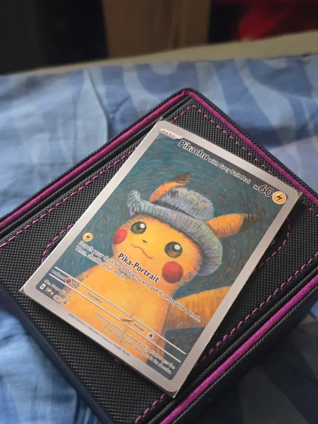 Pikachu con sombrero gris