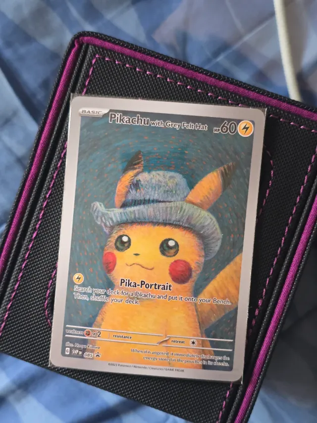 Pikachu con sombrero gris