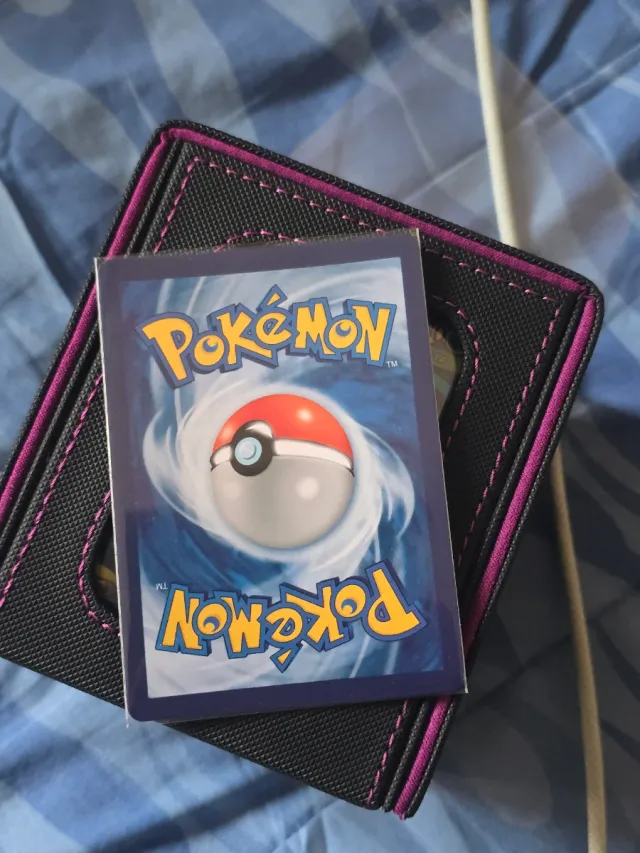 Pikachu con sombrero gris