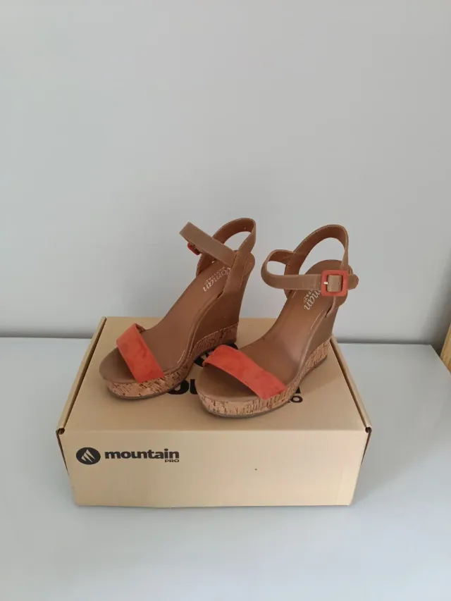Sandalias cuña beige y naranja