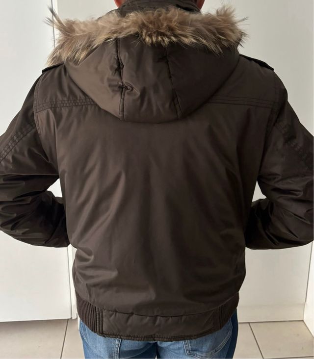 Giubbino autunnale marrone con cappuccio