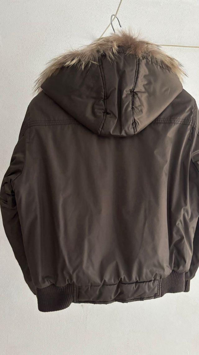 Giubbino autunnale marrone con cappuccio