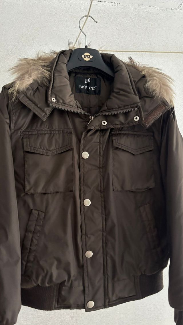 Giubbino autunnale marrone con cappuccio