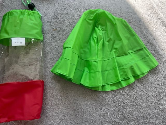 Chubasquero infantil verde y rojo