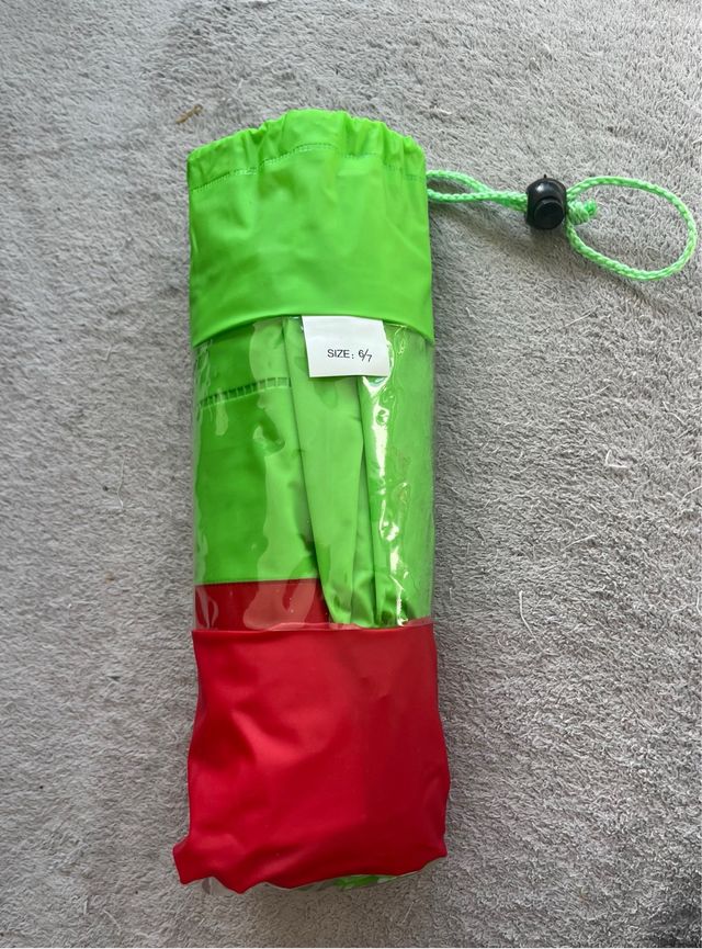 Chubasquero infantil verde y rojo