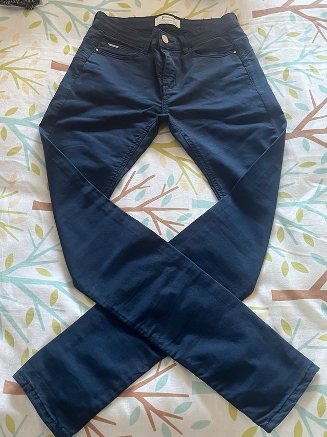 Pantalón pitillo Stradivarius azul