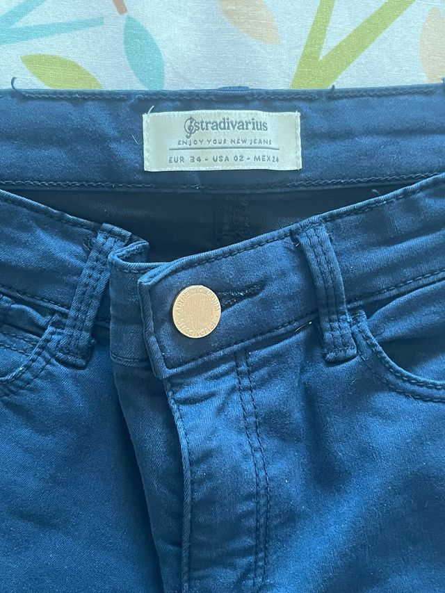 Pantalón pitillo Stradivarius azul