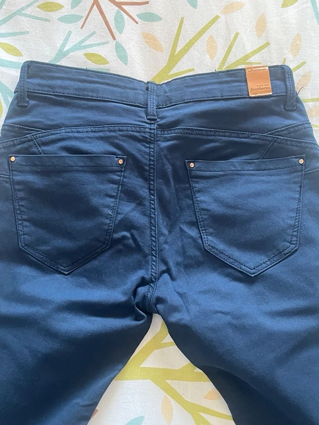 Pantalón pitillo Stradivarius azul