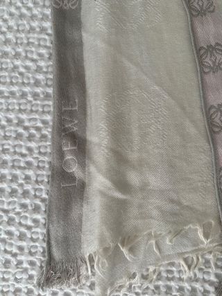 Fular Loewe gris y rosa (NO NEGOCIABLE)