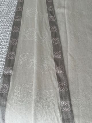 Fular Loewe gris y rosa (NO NEGOCIABLE)