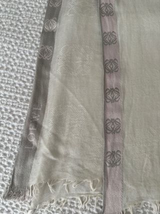 Fular Loewe gris y rosa (NO NEGOCIABLE)