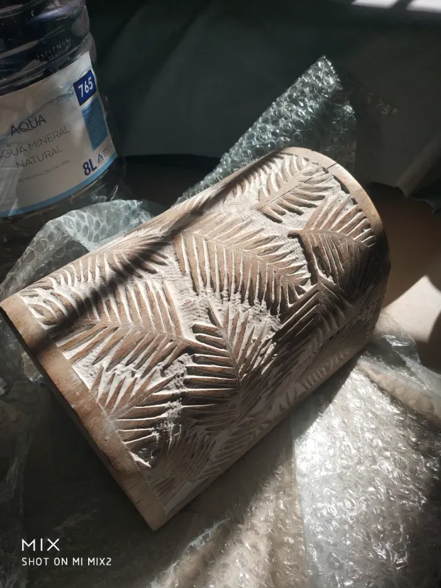 Cofre de madera tallada