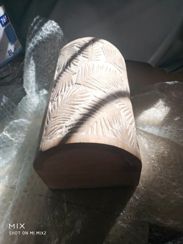 Cofre de madera tallada