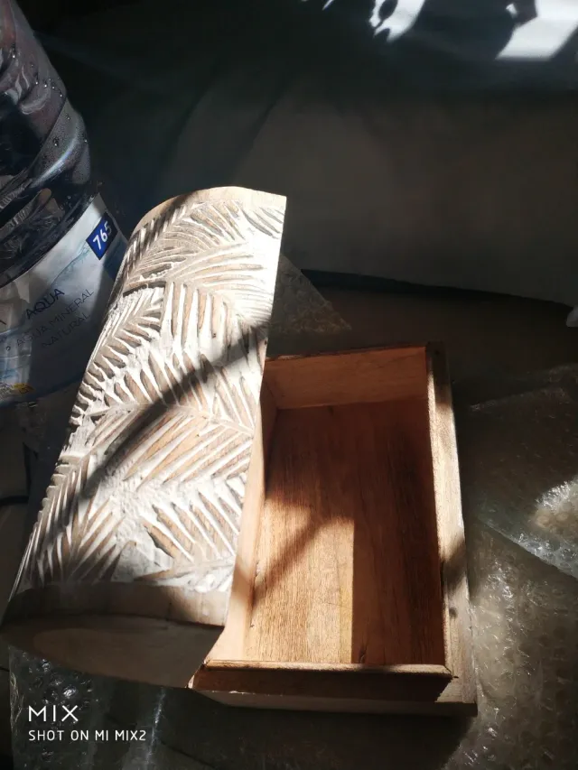 Cofre de madera tallada