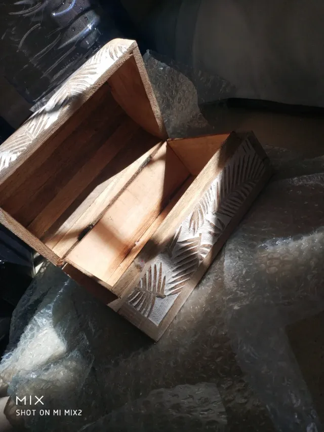 Cofre de madera tallada