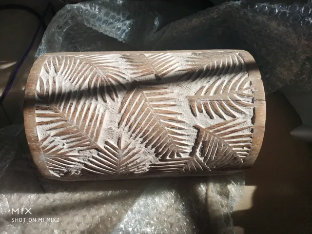 Cofre de madera tallada