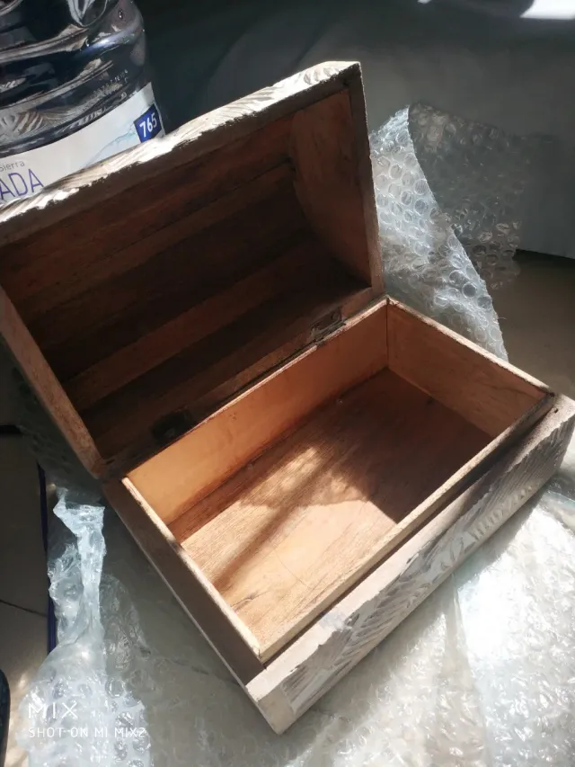 Cofre de madera tallada
