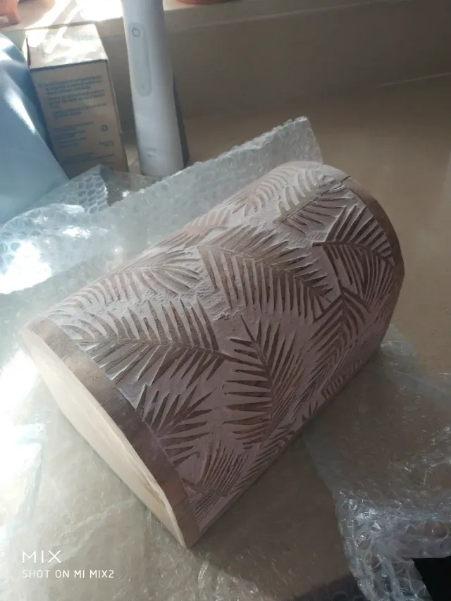 Cofre de madera tallada