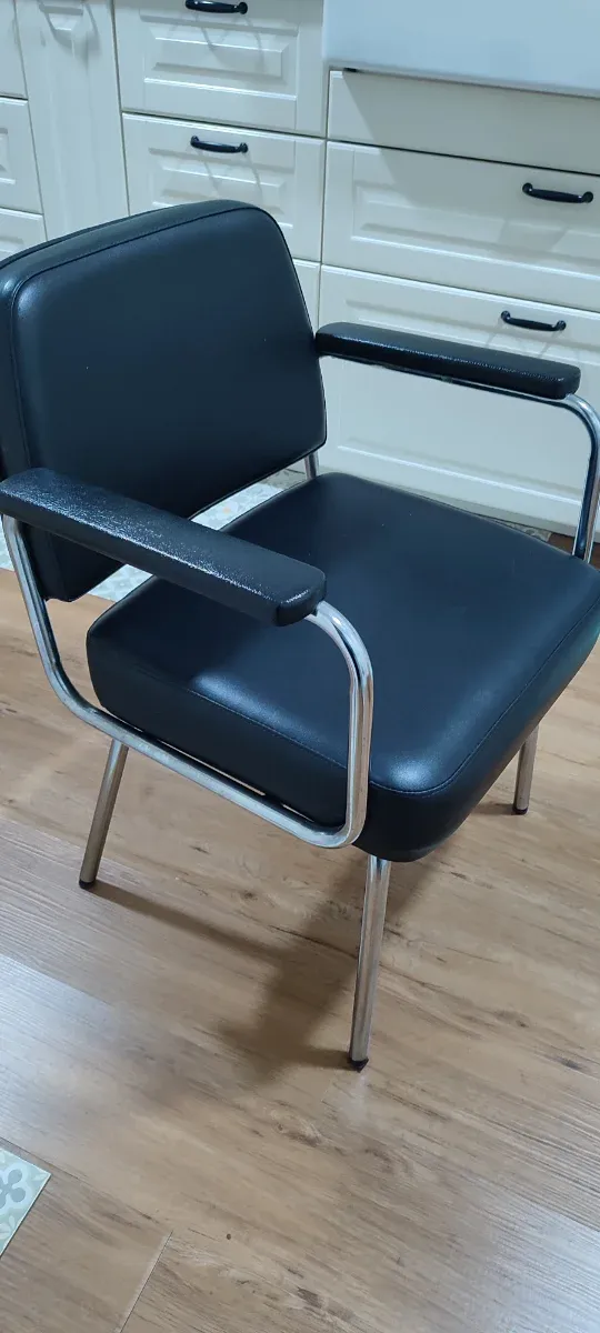 Butaca de piel negra con estructura metálica