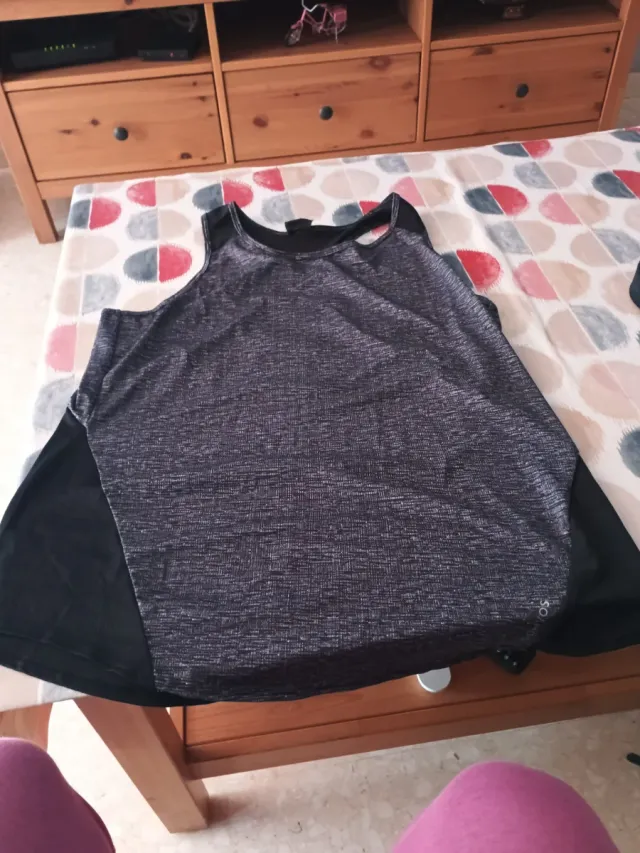 Camiseta deportiva gris y negra