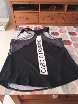 Camiseta deportiva gris y negra