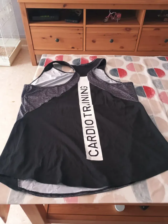 Camiseta deportiva gris y negra