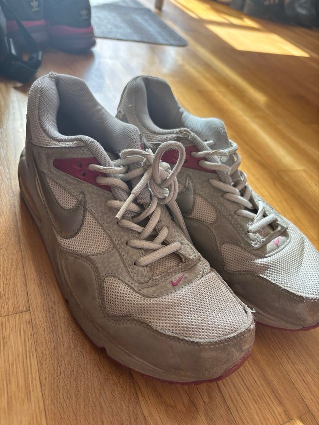 Zapatillas Nike Air Max grises y rosas