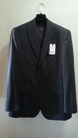 Americana Easy Wear y chaleco Emidio Tucci.