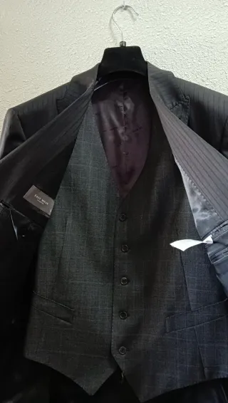 Americana Easy Wear y chaleco Emidio Tucci.