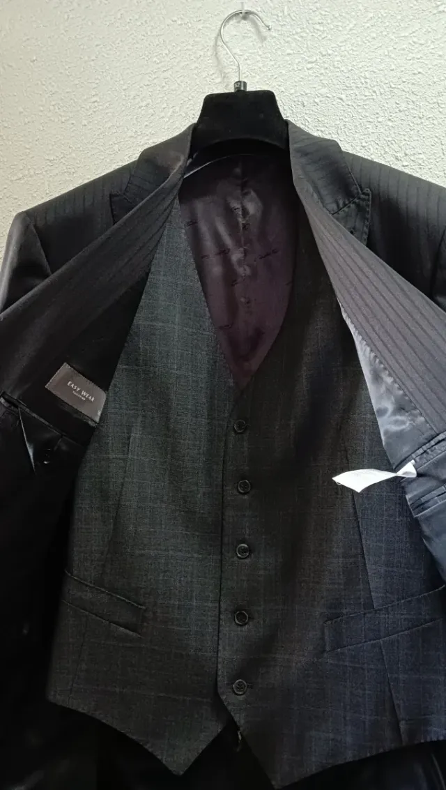 Americana Easy Wear y chaleco Emidio Tucci.