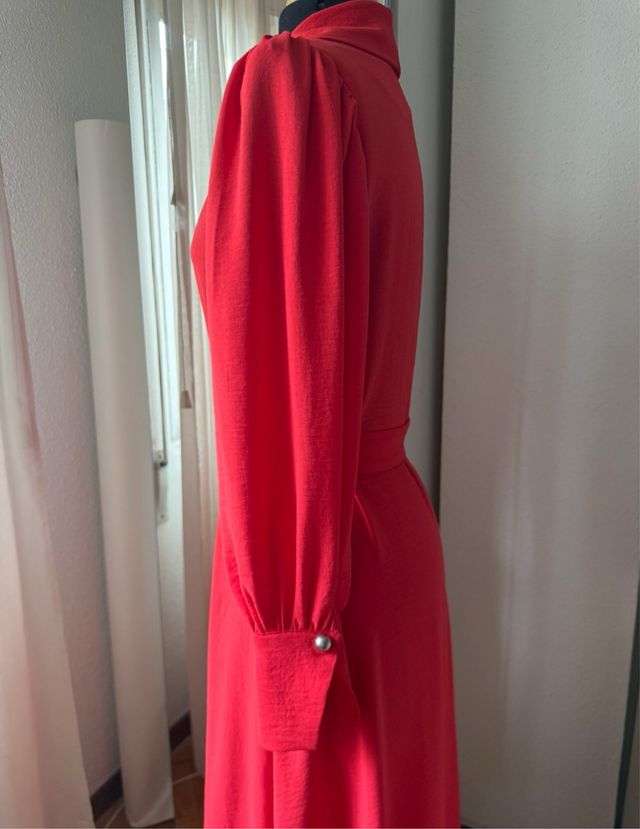 Vestido rojo de diseño atemporal