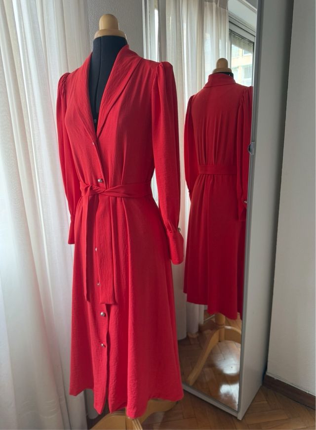 Vestido rojo de diseño atemporal