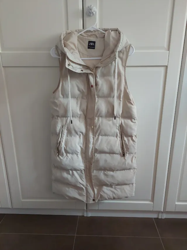 Chaleco largo Zara con capucha beige