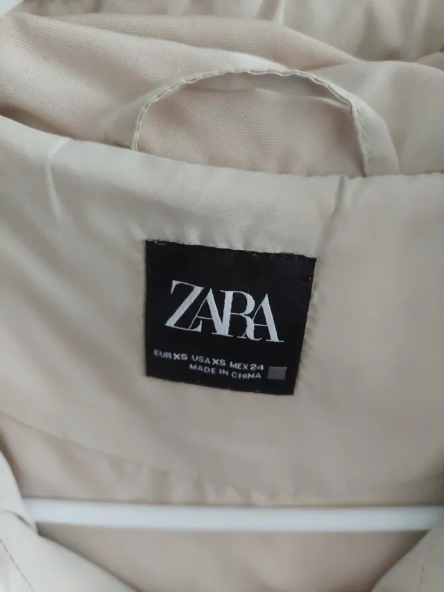 Chaleco largo Zara con capucha beige