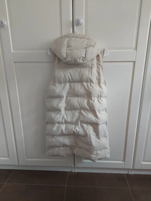 Chaleco largo Zara con capucha beige