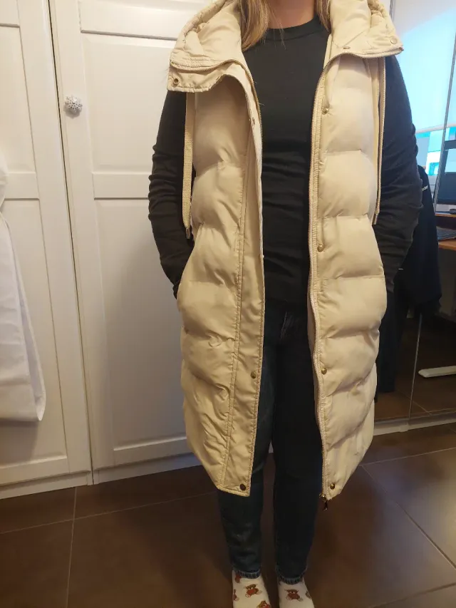 Chaleco largo Zara con capucha beige