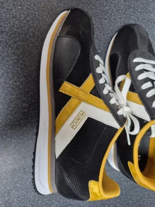 Munich Bamba Minich Negro y Dorado