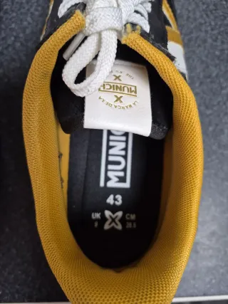 Munich Bamba Minich Negro y Dorado