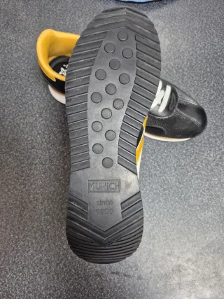 Munich Bamba Minich Negro y Dorado