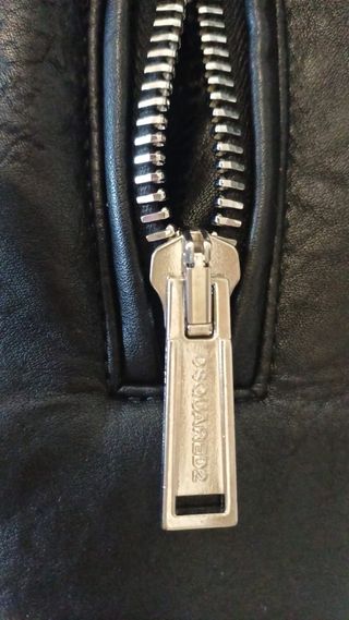 Chaqueta Bomber DSQUARED2 con capucha.