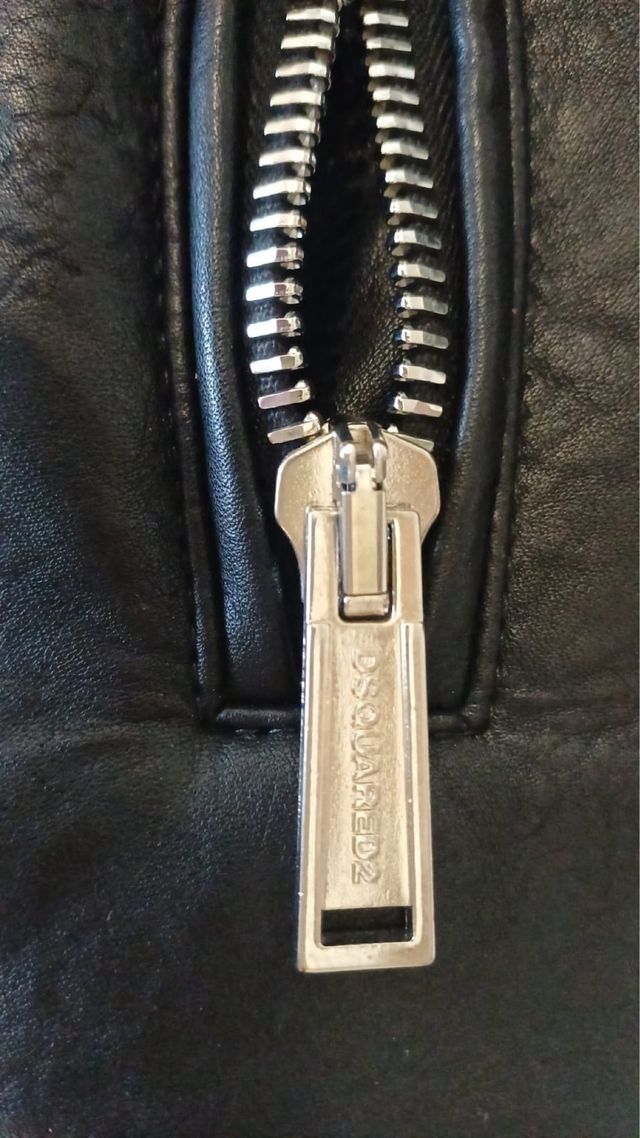 Chaqueta Bomber DSQUARED2 con capucha.