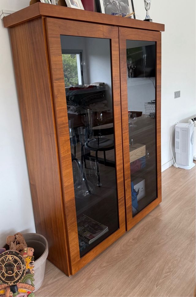 Vitrina de madera y cristal