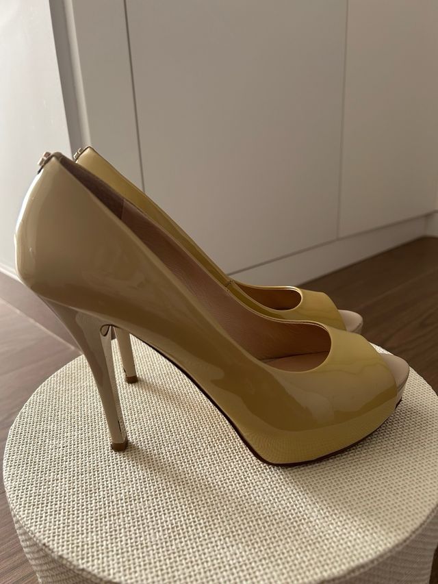 Zapatos Guess charol peep toe tacón