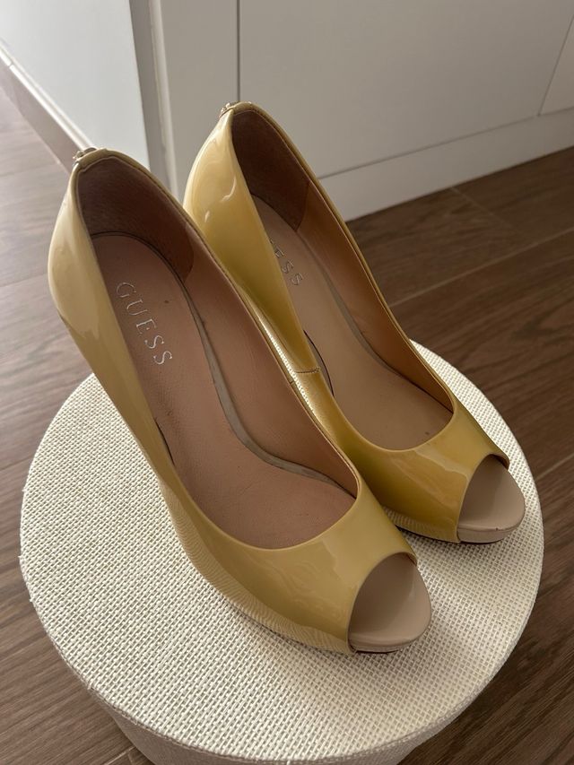 Zapatos Guess charol peep toe tacón