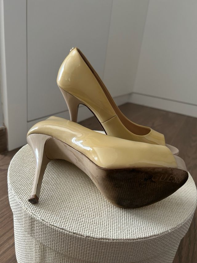 Zapatos Guess charol peep toe tacón
