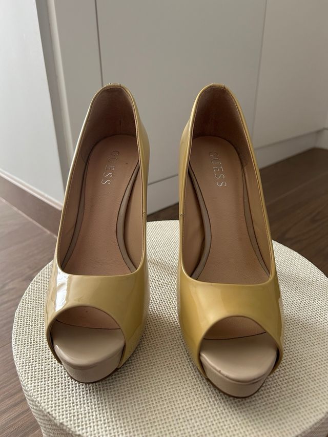Zapatos Guess charol peep toe tacón