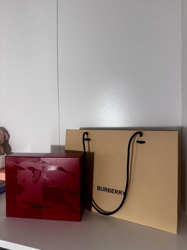 Burberry Caja Roja y Bolsa Beige