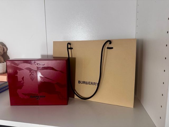 Burberry Caja Roja y Bolsa Beige