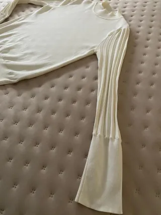 Jersey fino cuello alto manga acampanada